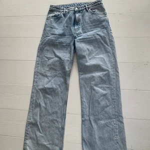 Monki yoko ljusblåa jeans - Jättesnygga vida jeans som passar till allt och som har varit flitigt använda. Köparen står för frakten💗