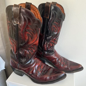 Cowboyboots  - Jättesnygga cowboyboots! Bruna/ röda, lite slitna unter aulan och fram. Tycker dock de ger ett snyggt retro intryck.