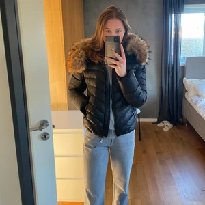 Dunjacka med päls - Säljer nu min super fina dunjacka med ”päls luva” från Chelsea. Super skön och perfekt vår, höst eller vinter jacka😍 Den är knappt använd och därmed som ny i skicket⭐️ Storleken är 40 men är liten i storleken, passar en S/M. Bara att höra av sig om ni har frågor eller vill köpa/diskutera pris (priset går såklart att ändras/diskuteras) 😊 SÄLJER ÄVEN SAMMA I STORLEK 38 (XS/S)