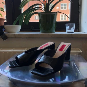 Svarta klackar 👠  - Kommer inte till användning:-( väldigt snygga, i väldigt gott skick! storlek 39 🌟