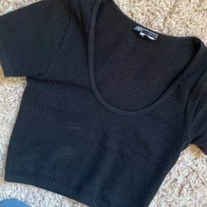 Cropped svart tröja - Säljer mina svarta t-shirt pågrund att den inte används längre! Storlek xs!