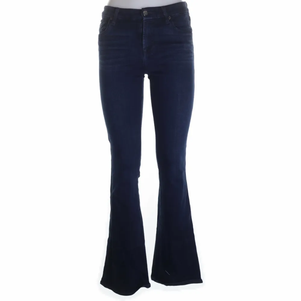 Säljer mina mörkblåa 7 for all mankind jeans i nyskick, storlek 25 . Jeans & Byxor.