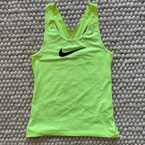 Nike PRO linne - Säljer träningslinne från Nike PRO i storlek S som inte är använd många gånger, i är så superfint skick! 🥰 Köparen står för frakt!