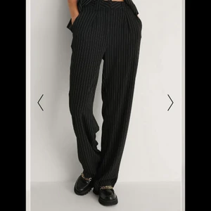 Kostymbyxor  - Helt nya randiga kostymbyxor från nakd i storlek 38!! Nypris: 429 mitt pris: 229+ frakt🥰🥰