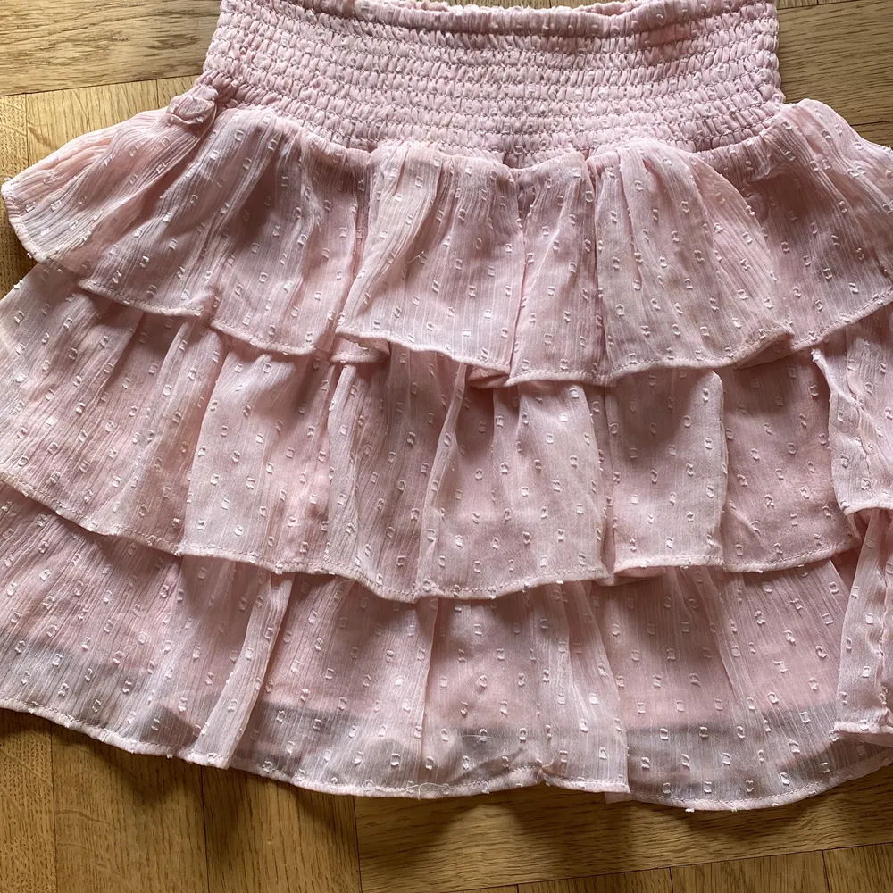 Säljer min jätte finna rosa kjol från barnavdelningen på Lindex.Säljer på grund av att den inte har kommit till användning.❤️ Har typ använt den tre gånger och är i jätte fint skick.🤍 Tyvärr så är lappen på den bort så vet inte vilken storlek.. Kjolar.