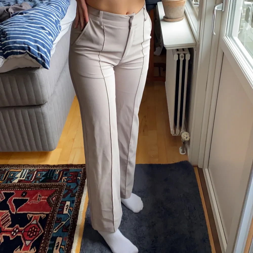 Ursnygga ljusgrå/beiga kostymbyxor från Venderbys i modellen Vera. Storlek XS, passar längdmässigt på mig som är 170 cm lång. Nypris 500kr.. Jeans & Byxor.