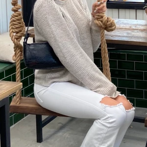 Dr Denim bootcut jeans - Vita och rena jeans med en bootcut modell i storlek s och längd 32. Säljer pga att jag föredrar raka jeans men de är relativt nya och har samma passform som när de var nya. köparen står för frakten men priset kan diskuteras💗