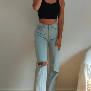 Jeans från Pull and Bear - Storlek 36. Högmidjade jeans som sitter superfint över rumpan och gör att  benen ser långa ut.  Jag är 178 cm.