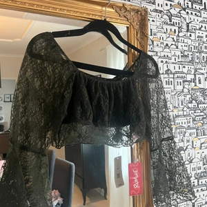 Topp från Romwe - säljer denna gröna spetscroptop från Romwe 💚 helt oanvänd, lappen sitter kvar. kan mötas i Göteborg! 