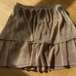 Säljer min jätte finna Sofie Schnioor kjol!💛 Säljer på grund av att den inte kommer till användning.<3 Köpte för 600kr men säljer för 400kr.🤍 storleken är 152.Men den är väldigt stretchig så den passar många. 💛 Den finns inte kvar på hemsidan längre💛
