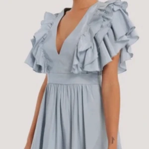 Klänning nakd - Helt oanvänd klänning från NA-KD. Säljer på grund av fel storlek ❣️ Passar bra nu mot sommaren 