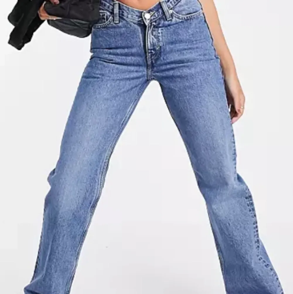 Ljusblåa weekday jeans lågmidjade,knappt använda, snygga men kommer ej till användning ( 600 original pris) priset kan diskuteras . Jeans & Byxor.