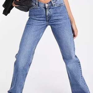 Ljusblåa weekday jeans lågmidjade,knappt använda, snygga men kommer ej till användning ( 600 original pris) priset kan diskuteras 