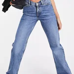 Ljusblåa weekday jeans lågmidjade,knappt använda, snygga men kommer ej till användning ( 600 original pris) priset kan diskuteras 