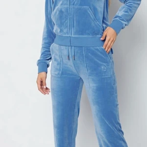 Juicy couture  - Säljer mina skit fina blåa juicy sett då jag behöver pengar till annat. Köpte settet i början av februari. Har ett litet märke på vänstra fikan fram men syns it så mycket. köpte hela settet för 2100kr💙💙💙