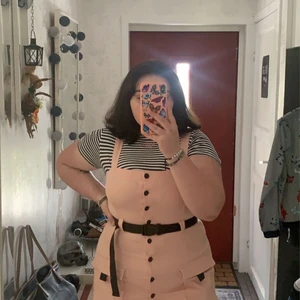 H&M Jeans Klänning st44 - Jätte fin klänning från H&M i jeans tyg i ljus rosa färg med svart bälte. Köpt för närmare 2 år sedan endast använd 2 gånger i Max 2 timmar. Så nästintill oanvänd. Storlek 44. Den är lite stretchig. Sitter snyggt tjat och även lite löst.