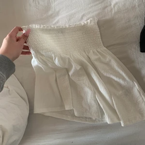 Vit kjol  - Nästan helt oanvänd kjol, Storlek M men skulle säga att den är mer som en S. Dock väldigt stretchig så passar flera Olika storlekar 