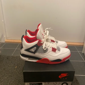 Jordan 4 fire red - Skorna är i i fortfarande i ett nytt skick. Har använt de några gånger. Om du vill ha mer information om skorna så kan du skriva!