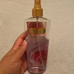 Victoria Secret: Britney Spears & VS - Jag har använt dessa lite av varje men var inte mitt smak så hoppas att den kommer till den rätta plats.  .1 Stora VS 2. Britney  Spears.  PS JAG VILL BLIR AV MED DOM SÅ SNABBT SÅ MÖJLIGT 😁 