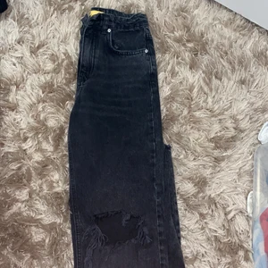 Svarta jeans med håll på knäna  - Dom är från young Gina och har använt typ 2 gånger