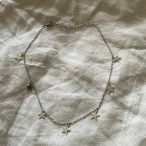 Stjärn halsband - Ett jättefint, nästan oanvänt, halsband ifrån brandy Melville. Original pris 100 kr. Pris kan diskuteras <3