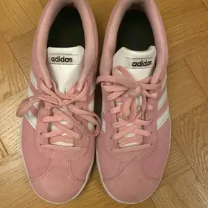 Skit coola adidas sneakers i en snygg rosa färg, använda max 5 gånger och ser som nya ut om man bortser från undersidan! Köpta för runt 700kr från xxl, pris kan diskuteras