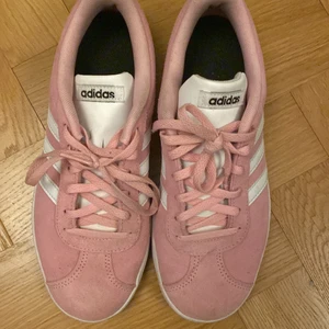 Adidas sneakers - Skit coola adidas sneakers i en snygg rosa färg, använda max 5 gånger och ser som nya ut om man bortser från undersidan! Köpta för runt 700kr från xxl, pris kan diskuteras