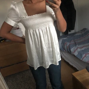 Vit satin topp - Superfin passform och väldigt bekväm. Frakt tillkommer.
