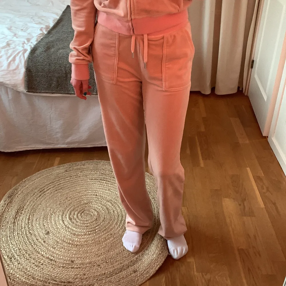 Jättefina byxor från juicy couture i ljusrosa💕 har använt dessa en gång så de är i väldigt bra skick, om ni vill ha mer bilder eller veta mer så kan ni kontakta mig💕. Jeans & Byxor.