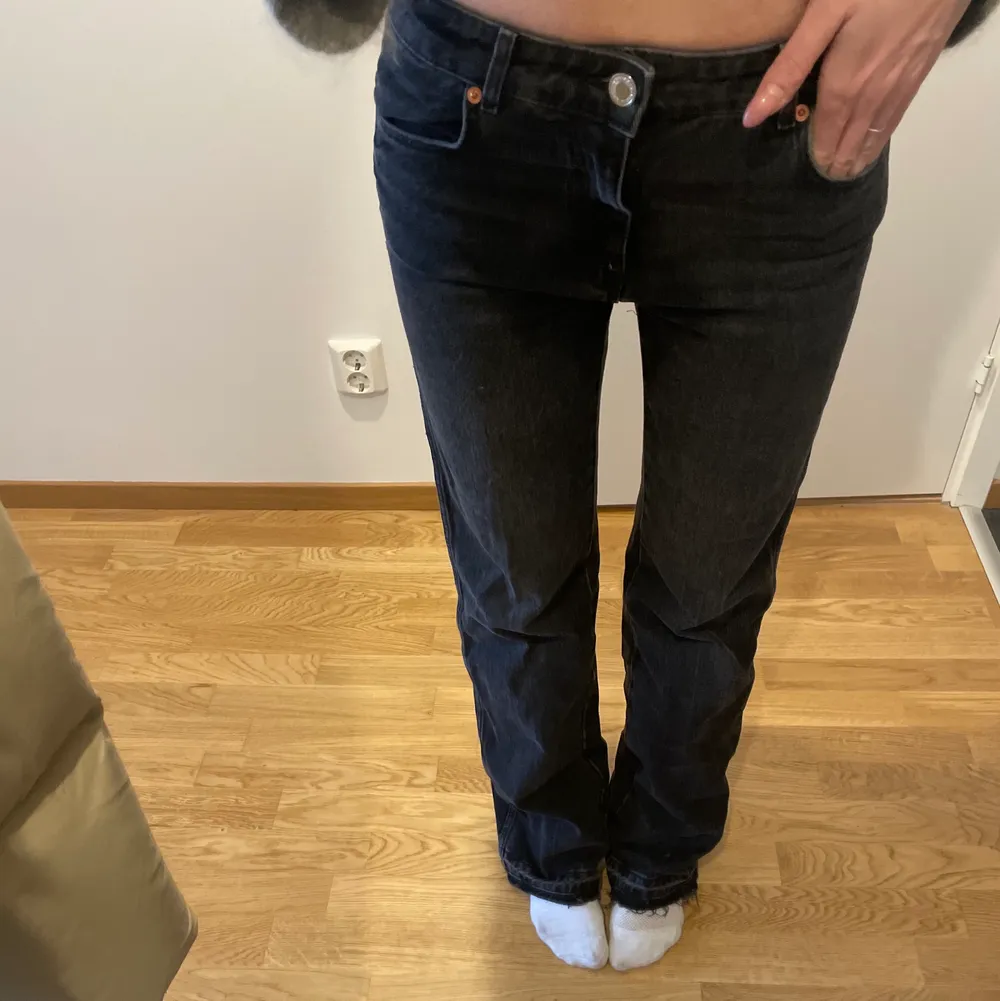 Säljer dessa snygga jeans från zara i midrise modell. Dom är i princip nya, använda 1-2 ggr. Dom är mörkgråa💕 . Jeans & Byxor.