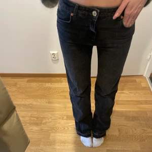 Midrise jeans  - Säljer dessa snygga jeans från zara i midrise modell. Dom är i princip nya, använda 1-2 ggr. Dom är mörkgråa💕 