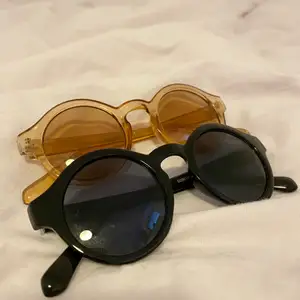 Två par runda solbrillor i beige/brun och ett par i svart, aldrig kommit till användning tyvärr. Köpta från ASOS. Säljer båda tillsammans  🤩