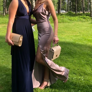Balklänning  - Säljer mina fina balklänning! Klänningen en enkel och elegant! Jag är 172 cm och den passade mig perfekt i längden med klackar! Klänningen är använd endast en gång (på balen då) men den är så gott som ny! Inga fläckar eller annat, som ny helt enkelt!