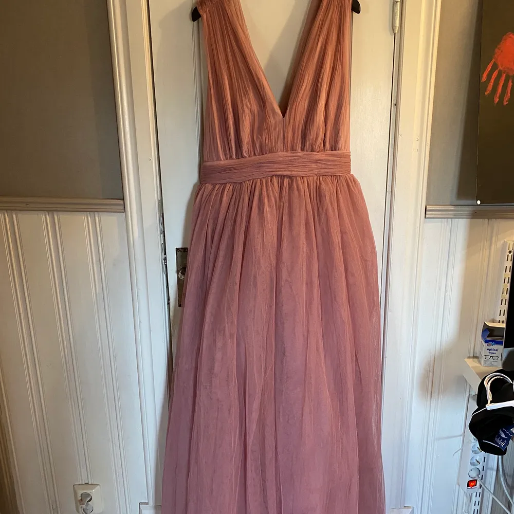 Balklänning från asos i storlek 44/XL. Lappen sitter kvar, säljer den då jag hittade en annan klänning. Klänningar.
