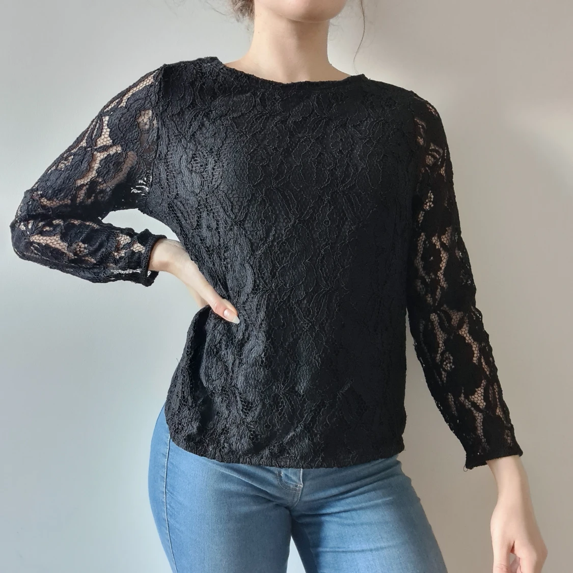 Svart långärmad topp med spetsärmar