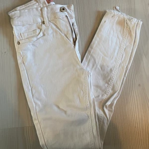 Vita jeans  - Vita tights jeans. Fint skick! Köparen står för frakt. 