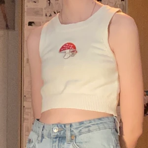 Svamp väst - Fin topp från SHEIN. Storlek xs men kan passa upp till S. Är i fint skick:D !jag står inte för postens slarv!