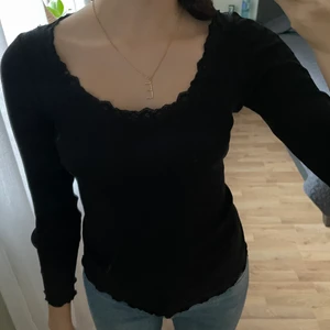 Topp från Rosemunde copenhagen - Jättefin topp som passar allt från vardagen till festen. 70% Mulberry Silke och 30% bomull. Väldigt skön och inga defekter, knappt använd. Elastiskt matrial och passar mellan strl S-M med fina intackta spets detaljer se bilder! (Frakt tillkommer utifrån priset)