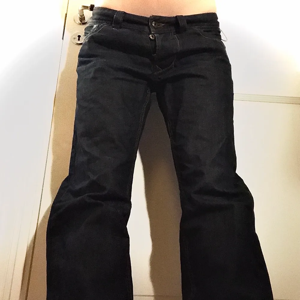 Ett par baggy lågmidjade jeans sitter super bra lite stora runt midjan för mig som är S. Säljer för att jag har för många liknande jeans och behöver rensa men har älskat de super mycket. Helt i ny sick förutom  ett litet hål nere på vänsta benet, efter att dom har skrapats upp när jag gått. STORLEK 34 i midjan, och 32 i längd.. Jeans & Byxor.