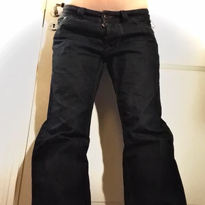 lågmidjade jeans - Ett par baggy lågmidjade jeans sitter super bra lite stora runt midjan för mig som är S. Säljer för att jag har för många liknande jeans och behöver rensa men har älskat de super mycket. Helt i ny sick förutom  ett litet hål nere på vänsta benet, efter att dom har skrapats upp när jag gått. STORLEK 34 i midjan, och 32 i längd.