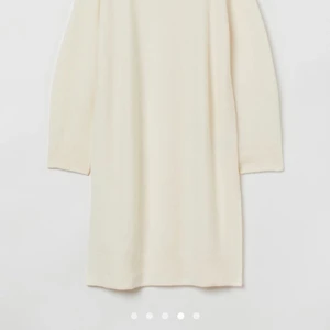 Stickad klänning - En naturvit stickad klänning som bara är använd en gång, ser ut som ny. Går strax över knäna på mig som är 165cm & den är i strl xs🤎