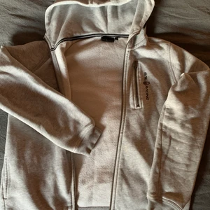 Grå sail racing kofta - En grå sail racing kofta som är i väldigt bra skick andvänd ungefär en gång, den är för liten! Den är i storlek 150! Och kostar 300kr