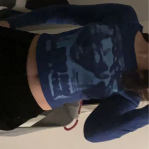 Y2k tröja - En långärmad Y2k tröja i blå💙 Använd en period men just nu kommer den inte till användning. Skriv för fler bilder😊 Köparen står för frakt!