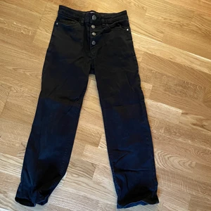 Svarta jeans - Svarta jeans från Lindex💞💞 skulle i storlek kunna jämföras med GinaTricot petite 30 storlek. Fler bilder går att få💕