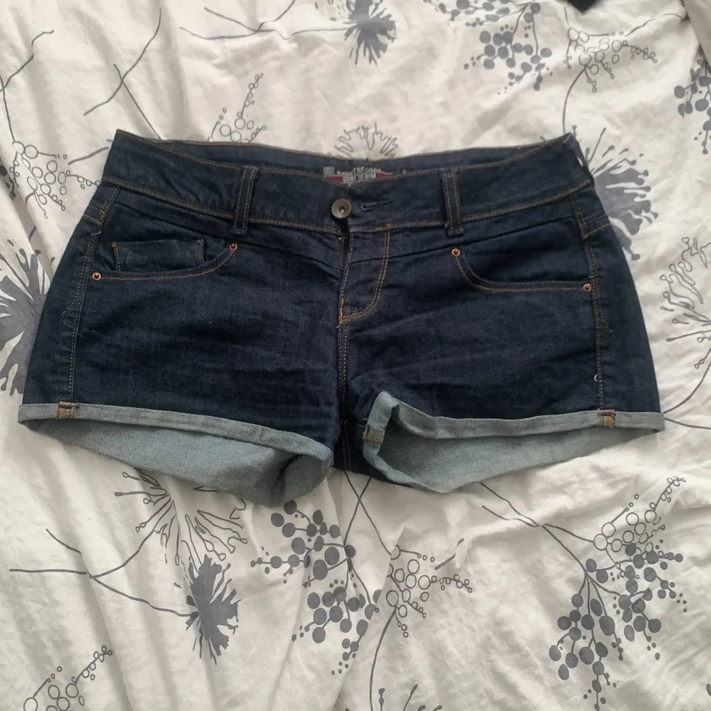 Lågmidjade shorts från Zara i storlek 36 (XS-S). Shorts.