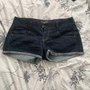 Lågmidjade shorts från Zara i storlek 36 (XS-S)