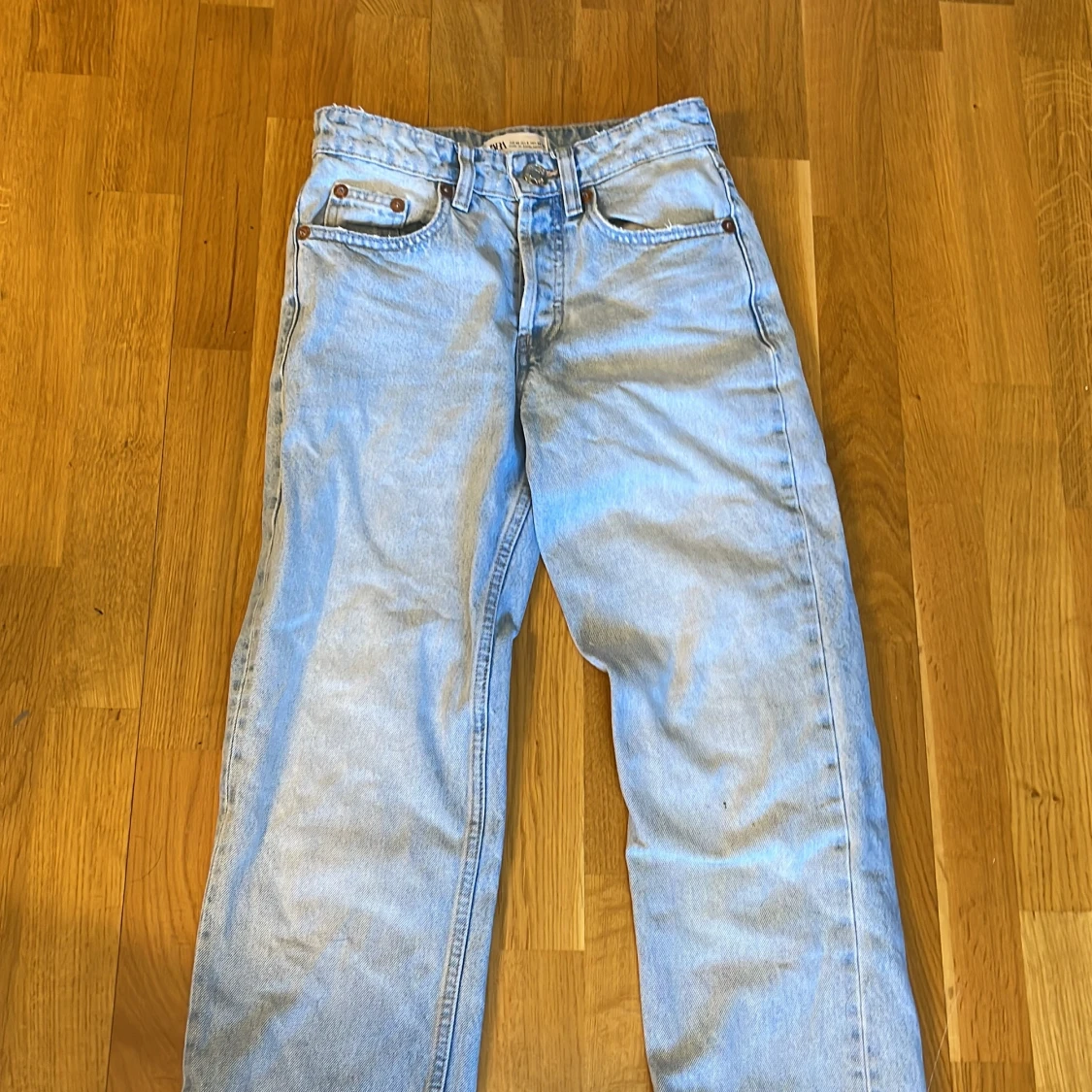 Ett par zara jeans i storlek 32 