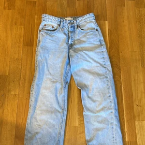 Ett par zara jeans i storlek 32  - Jag säljer ett par slutsålda jeans från zara på grund av att dom tyvärr är för små för mig. Använda några få tal gånger så dom är i bra skick. Köparen står för frakten💕