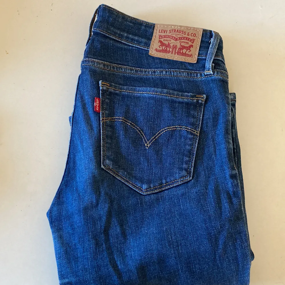 Låg midjade jeans från Levis mörkblåa med utsvängda ben. Storlek 26/30. Jeans & Byxor.