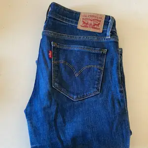 Låg midjade jeans från Levis mörkblåa med utsvängda ben. Storlek 26/30